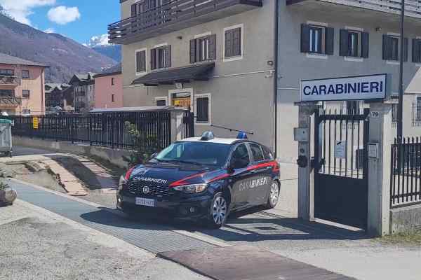 VALTELLINA - Ruba auto, non si ferma all'alt dei militari di Bormio, arrestato