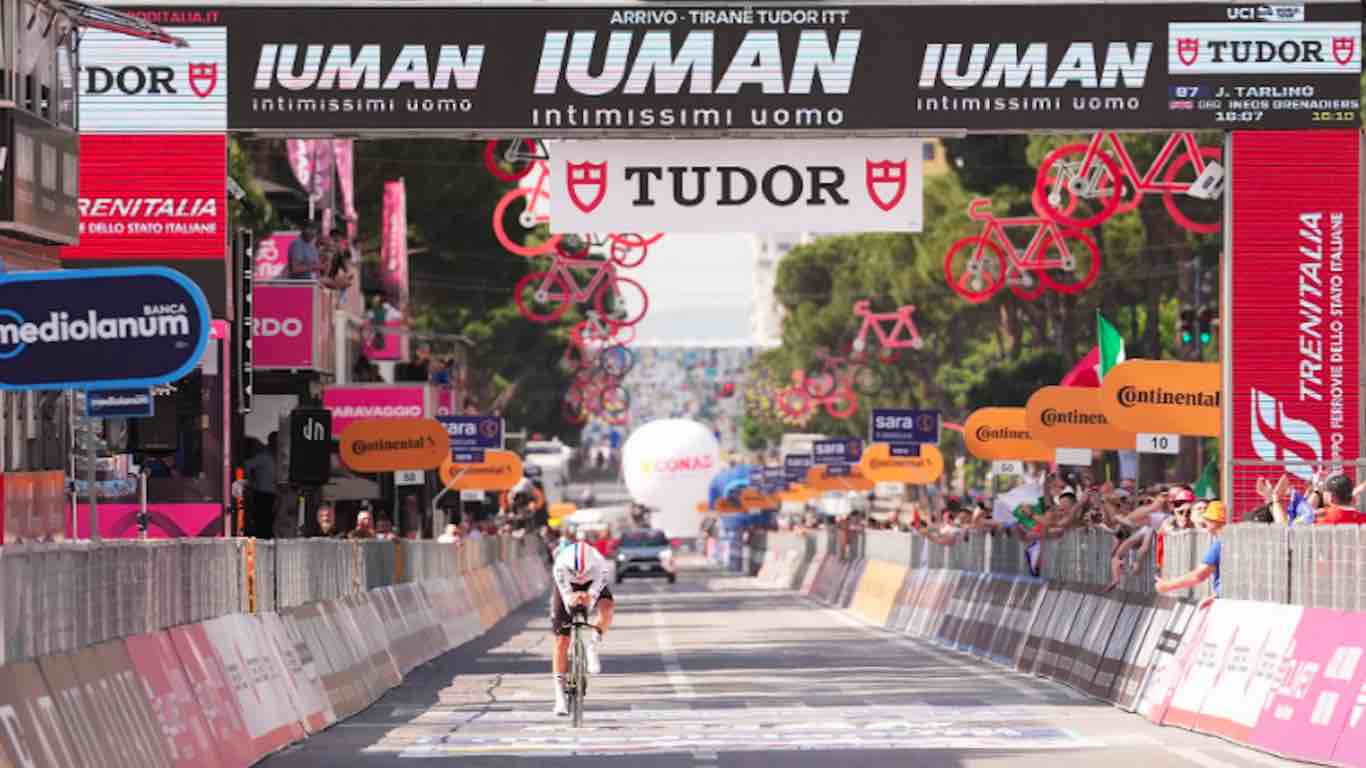 SPORT - Giro d'Italia: Joshua Tarling vince la 2a tappa, Roglič nuova Maglia Rosa