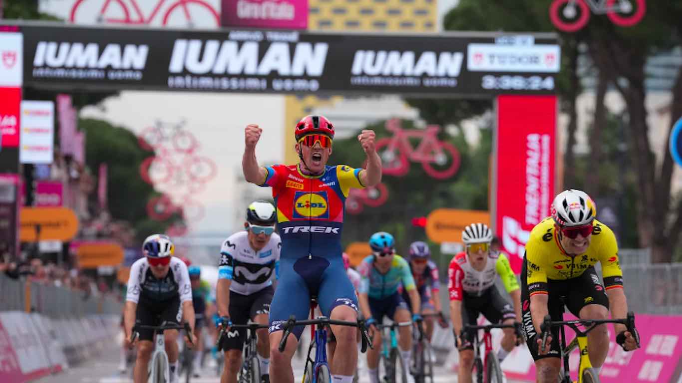 SPORT - Ciclismo, Mads Pedersen vince la 1a tappa del Giro d'Italia