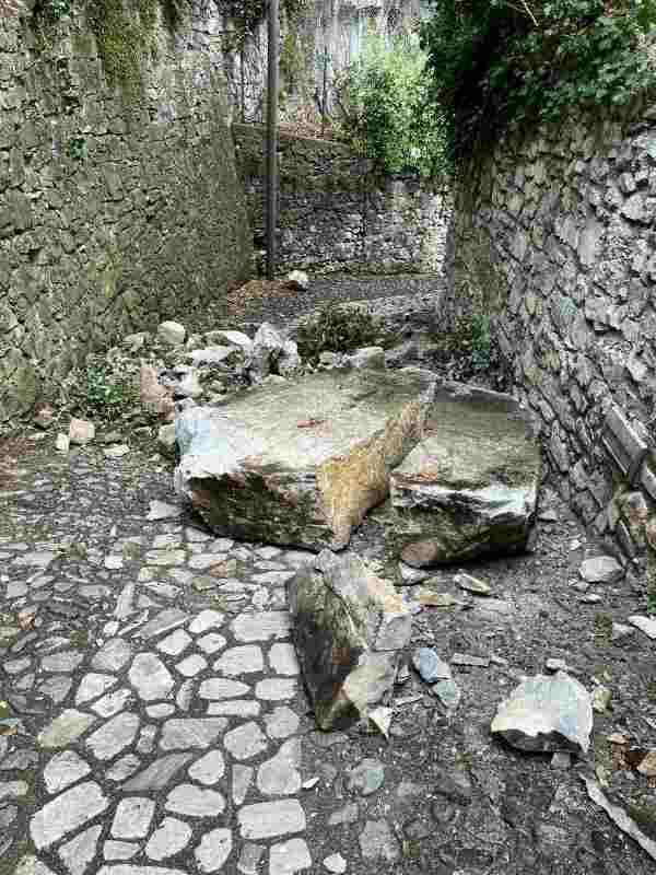 VALLE CAMONICA - Breno, verifiche sulla roccia caduta sulla strada che porta al castello