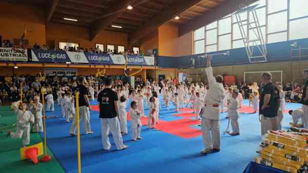 VALLE CAMONICA - Karate, 1250 partecipanti agli esami di graduazione 
