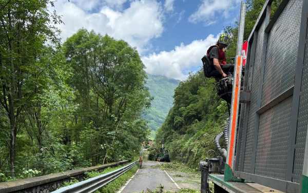 VALLE CAMONICA - Prima giornata di chiusura della statale del Tonale a Berzo Demo