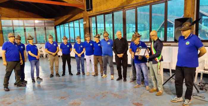 VALLE CAMONICA - Borno: consegnati riconoscimenti a cittadini e alpini