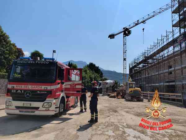 TRENTINO - Riva del Garda, operai salgono di una gru per protestare 