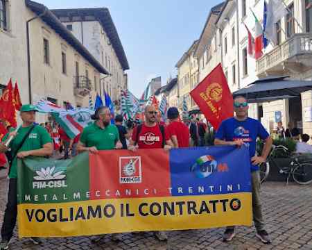 ATTUALITÀ - Metalmeccanici: braccia incrociate per il contratto a Trento