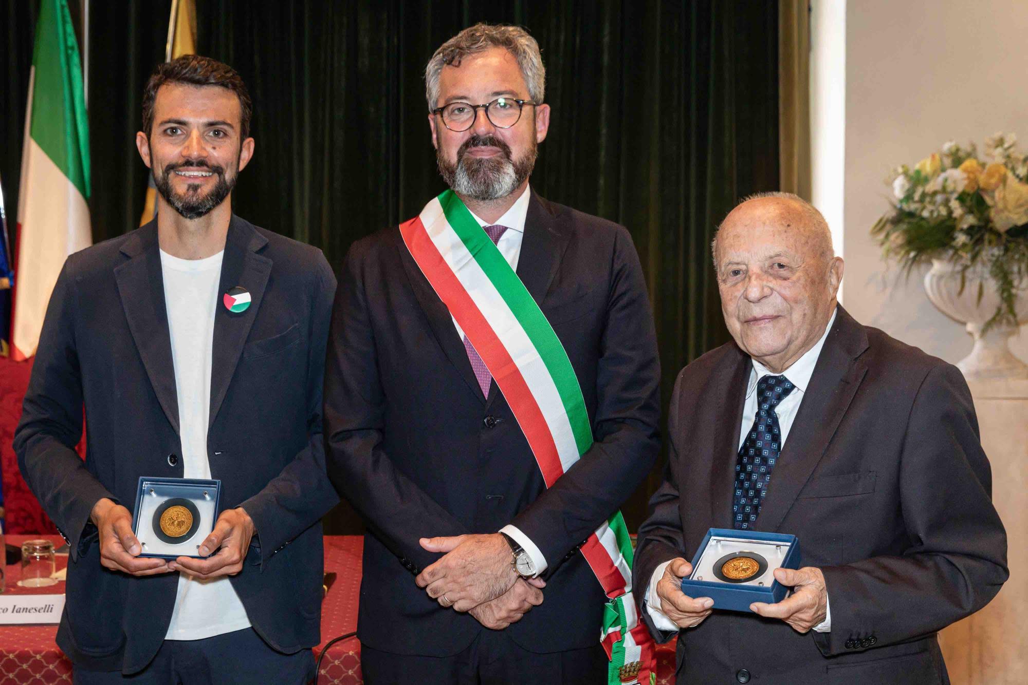 ATTUALITÀ - Consegnato l'antico sigillo città di Trento a Pedrotti e Guglielmetti