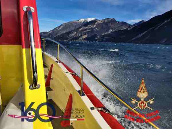 RIVA DEL GARDA - Recuperato dai vigili del fuoco surfista in difficoltà nel Garda