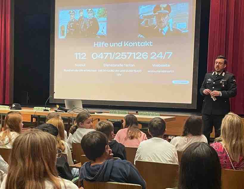 ATTUALITÀ - Legalità e dialogo: i carabinieri incontrano 85 studenti a Terlano
