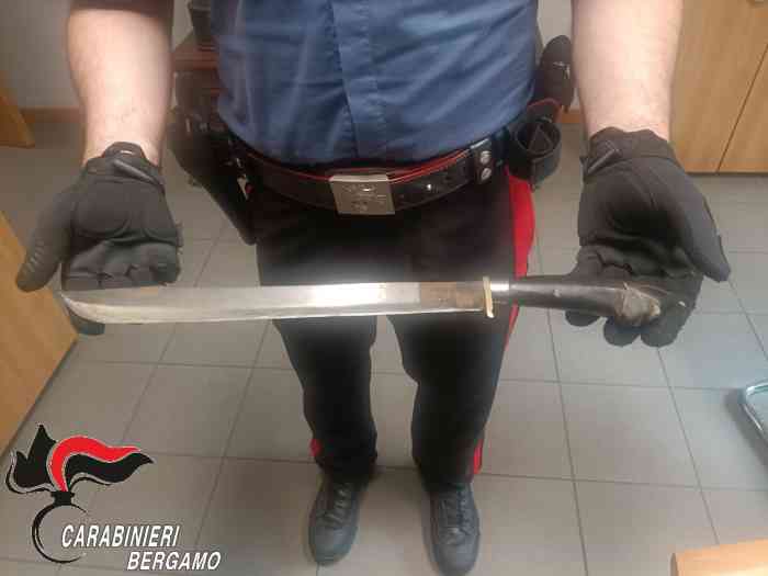 CRONACA - Coltello da 36 centimetri in auto, denunciata giovane coppia