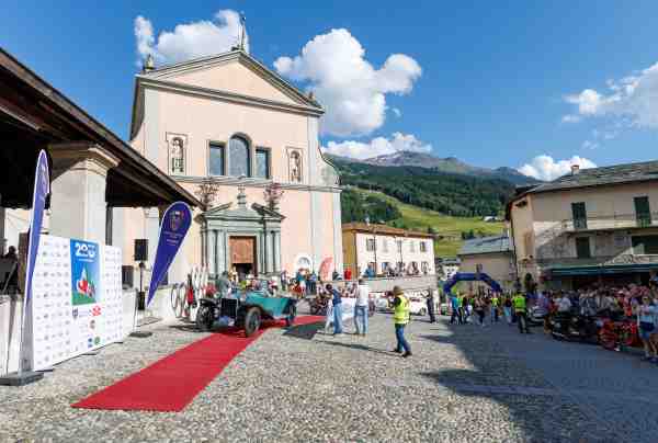 VALTELLINA -  Sfilata di auto storiche nel Bicentenario dello Stelvio