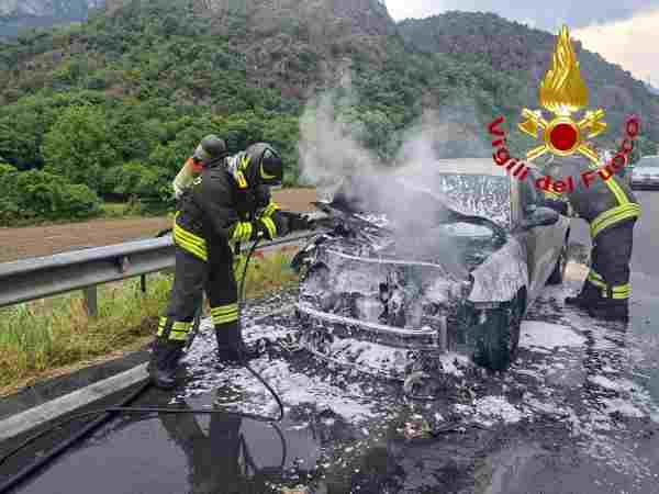 VALLE CAMONICA - Auto incendiata sulla statale 42 del Tonale a Darfo Boario