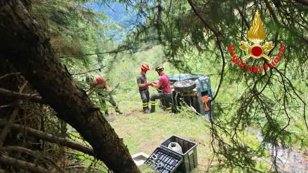 VALLE CAMONICA - Recuperata auto finita in una scarpata a Vione