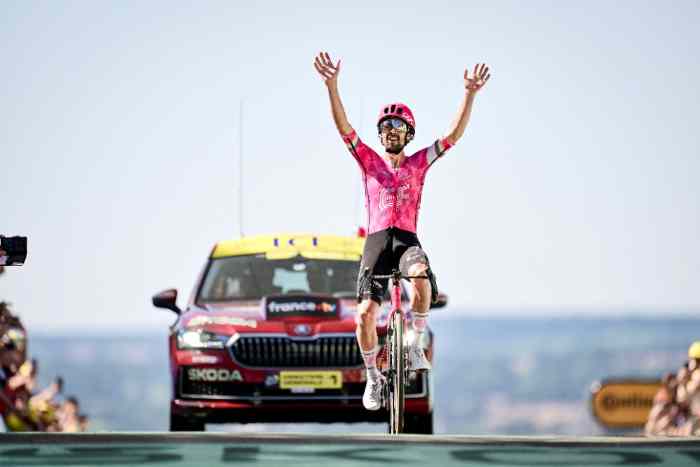 SPORT - Tour de France, Ben Healy vince la sesta tappa a Vire Normandie