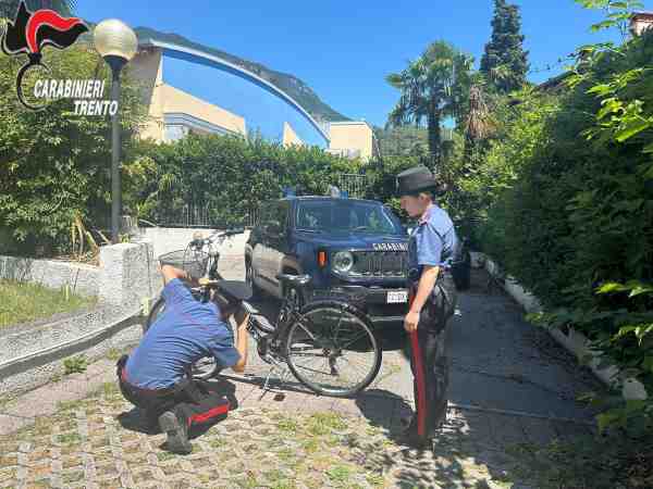 RIVA DEL GARDA - Arco, i carabinieri denunciano giovane per furto di citybike