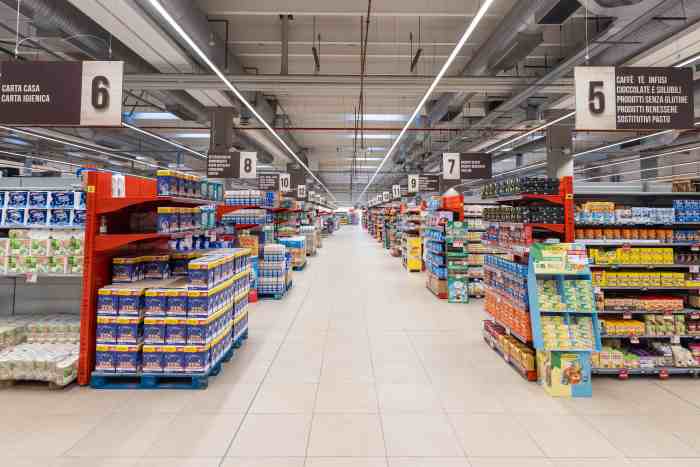 ATTUALITÀ - Rinnovato lo storico ipermercato Iperal di Castione
