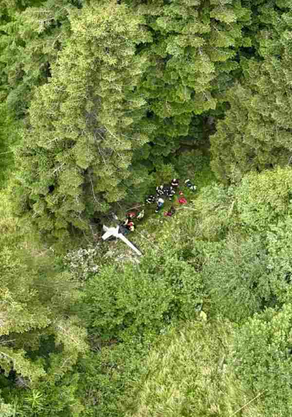 TRENTINO - Elicottero precipita a Vetriolo di Levico,  due persone miracolate