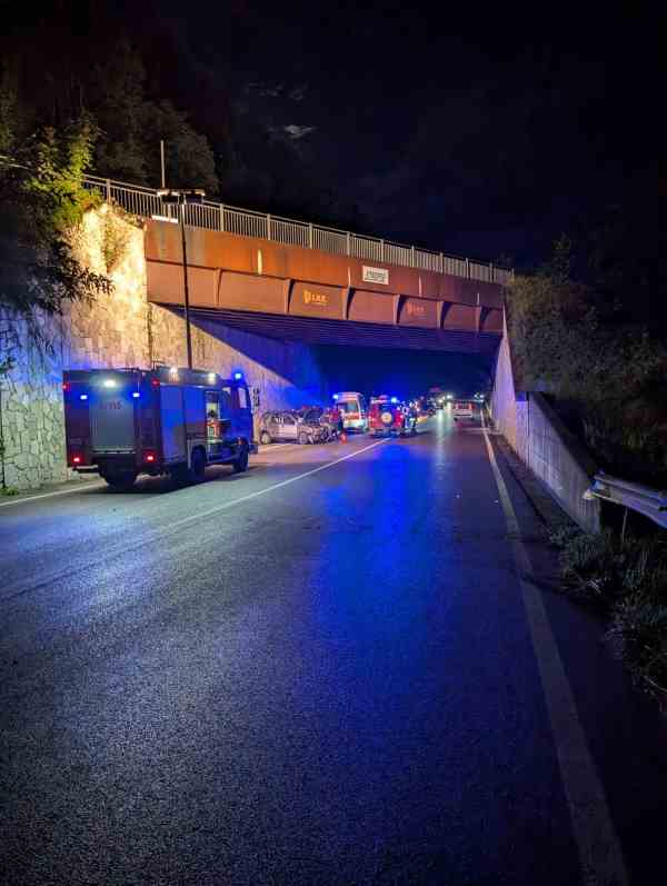 VALLE CAMONICA - Incidente stradale a Sonico, coinvolti quattro ragazzi