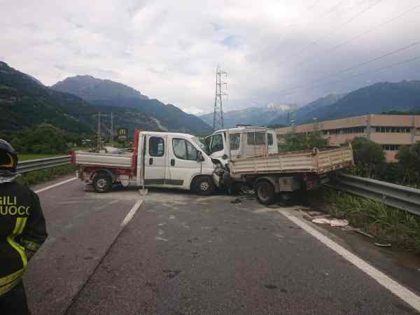 VALLE CAMONICA - Frontale tra due furgoni a Esine, tre operai feriti 