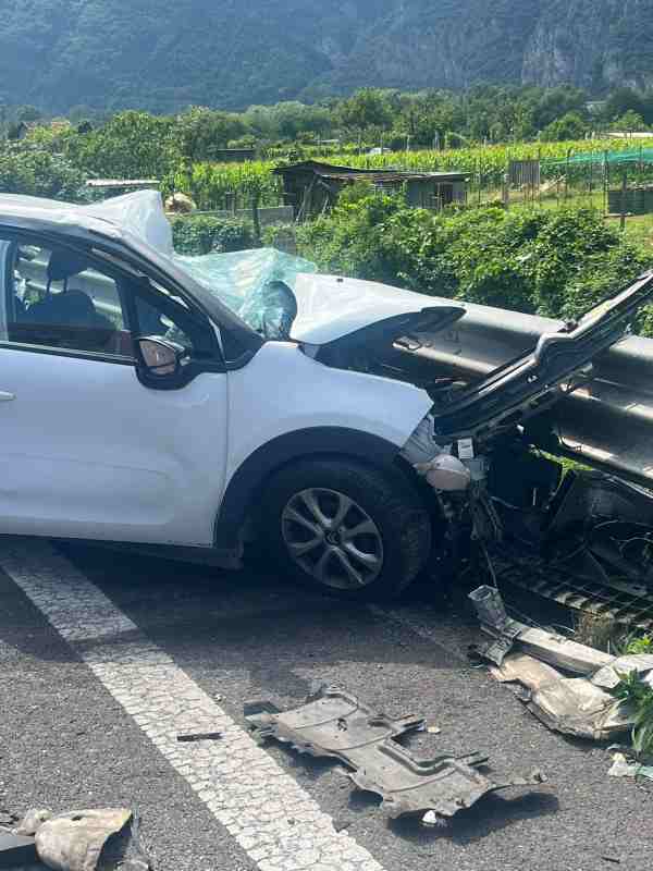 VALLE CAMONICA - Scontro tra auto e mezzo pesante sulla statale 42, morto 63enne