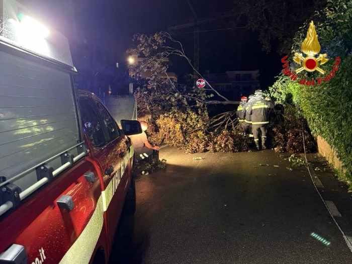 METEO - Maltempo: trecento interventi dei vigili del fuoco in Lombardia