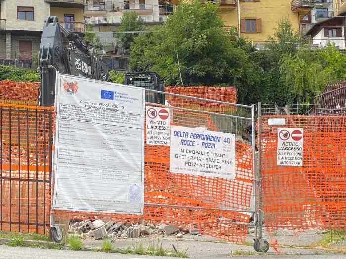 VALLE CAMONICA - Vezza d'Oglio: abbattuta la vecchia caserma dei carabinieri