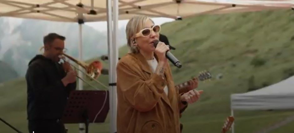 TONALE - Malika Ayane ha incantato il pubblico al lago di Valbiolo