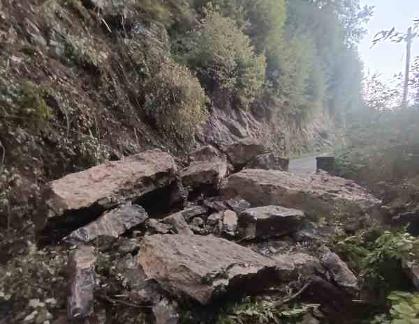VALLE CAMONICA - Frana sulla strada Ossimo-Lozio: geologo e tecnici al lavoro