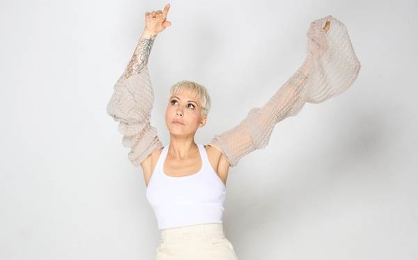 TONALE - Anticipato il concerto di Malika Ayane al lago di Valbiolo