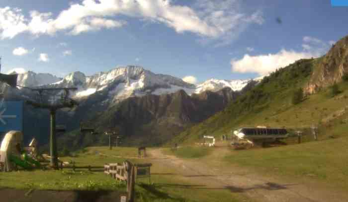 TONALE - Pioggia, vento e neve al Presena e sui passi alpini