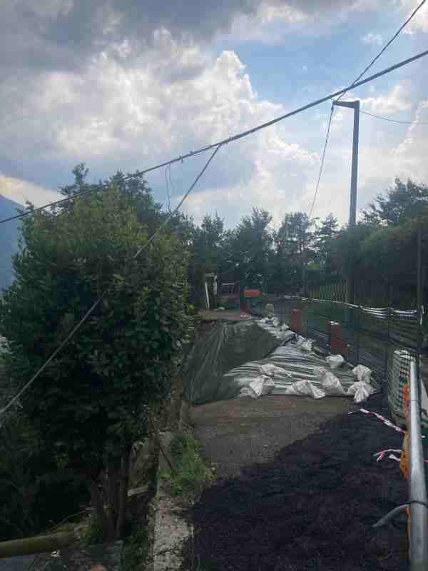 VALLE CAMONICA - Altro crollo in via Vigne di Piancogno, chiusa la strada