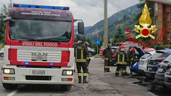 VALLE CAMONICA - Intervento per l'incendio di un'auto a Ponte di Legno 