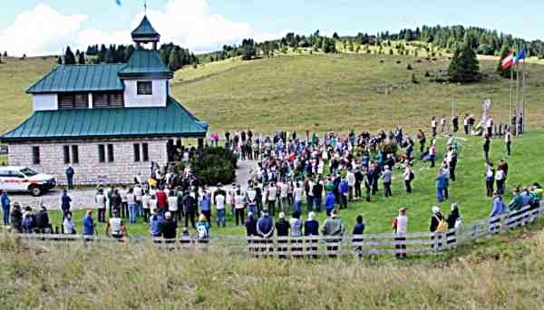 TRENTINO - Passo Vezzena, gli alpini alla cappella di Santa Zita