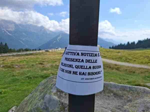 CAMPIGLIO - Cartelli contro simboli religiosi sulle croci di cime trentine