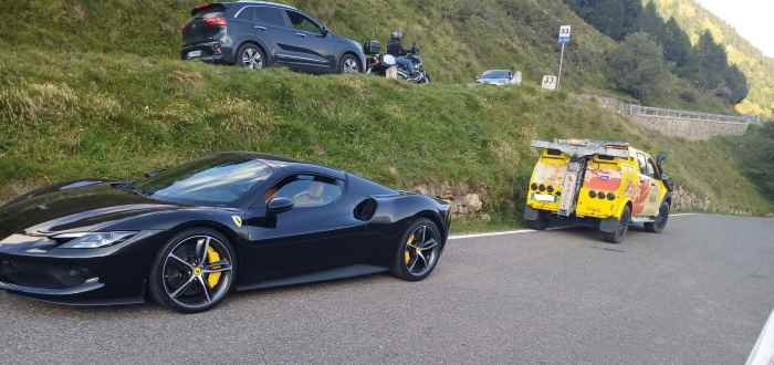 PONTE DI LEGNO - Recuperata una Ferrari in panne sulla statale del Gavia