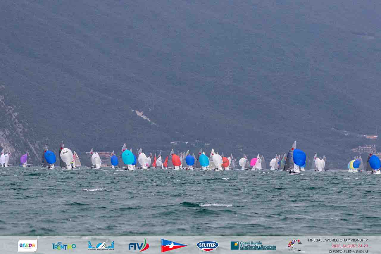 SPORT - Vela, iniziati i mondiali Classe Fireball sul Garda Trentino