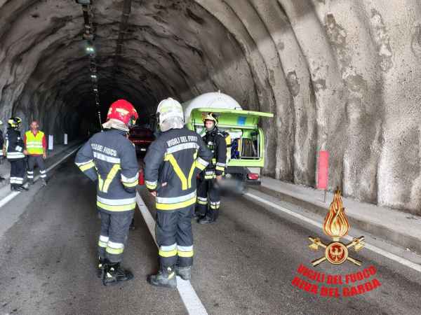 TRENTINO - Principio d'incendio nella galleria Precasina di Riva del Garda 