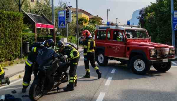 TRENTINO - Scontro tra moto e auto a Pietramurata di Dro: ferito 50enne