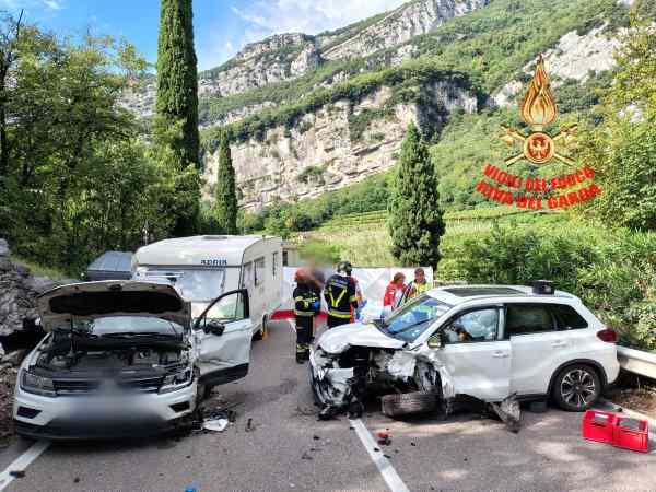 GARDA - Nago: schianto sulla statale 240 a Passo San Giovanni, cinque feriti