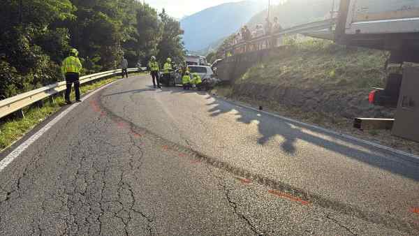 VALLE CAMONICA - Scontro tra camion e due auto sulla strada del Tonale a Vione