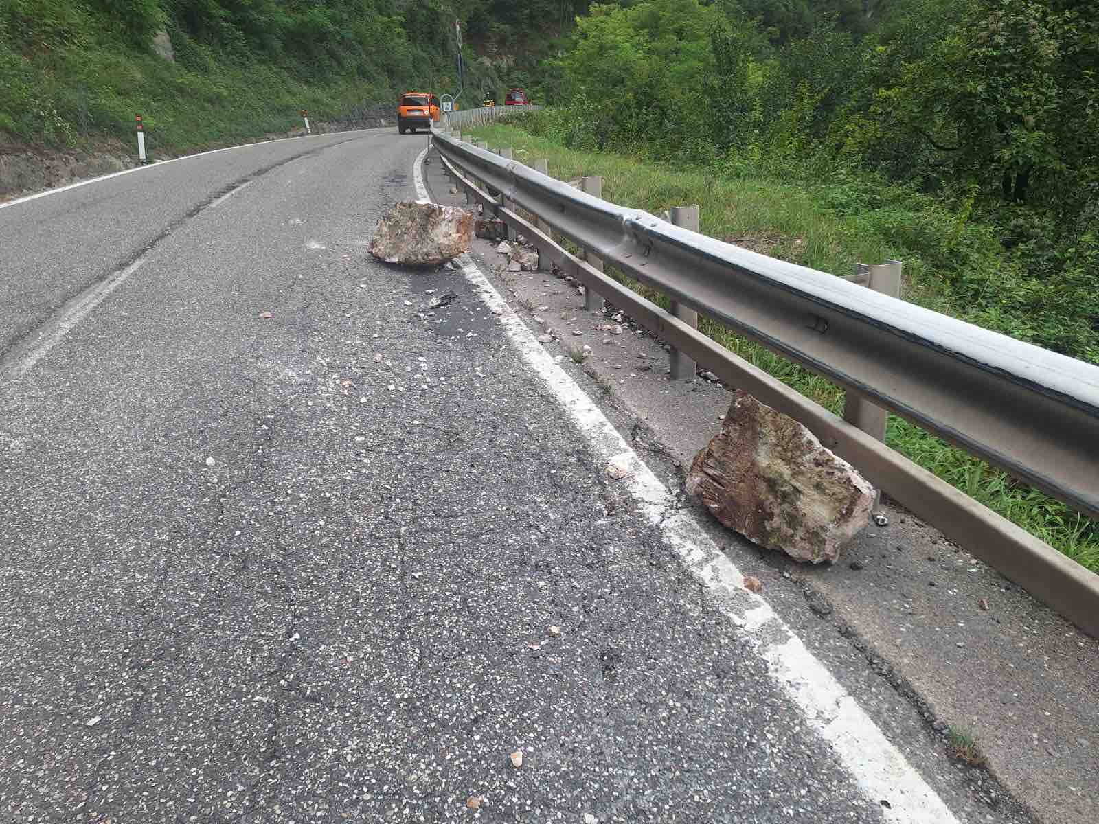 ATTUALITÀ - Trento: Bus de Vela, strada statale Gardesana chiusa per caduta massi