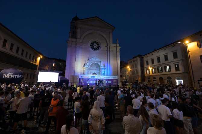 SPORT - Squadre, maglie e tifosi: festa in piazza per la Notte Gialloblù