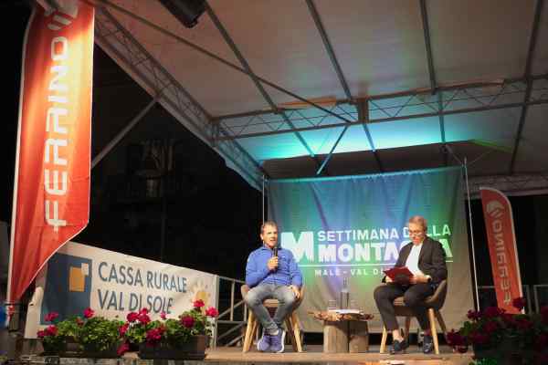 VAL DI SOLE E NON - La piazza di Malé si Illumina con le avventure di Simone Moro