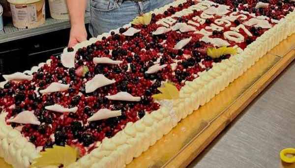 DARFO BOARIO - Mega torta da 24 chili alla sagra dei casoncelli di Erbanno