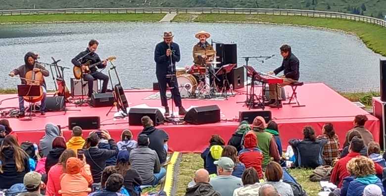 TONALE - Grande successo del concerto di Vasco Brondi in Valbiolo