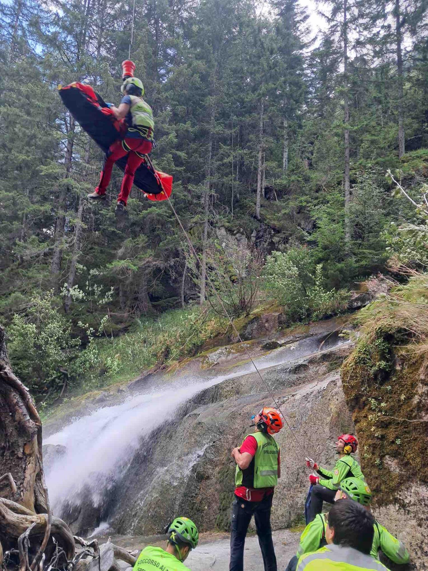 CAMPIGLIO - Val di Genova, paura per una caduta nei pressi della cascata di Folgorida