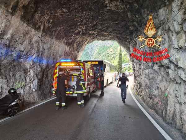 TRENTINO - Riva del Garda: schianto sulla statale 45bis, lunghe code