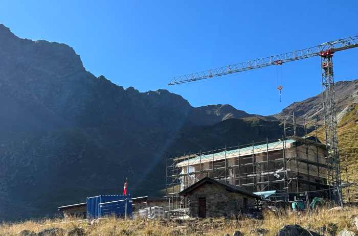 VALLE CAMONICA - Ponte di Legno, avanzano i lavori al bivacco Linge