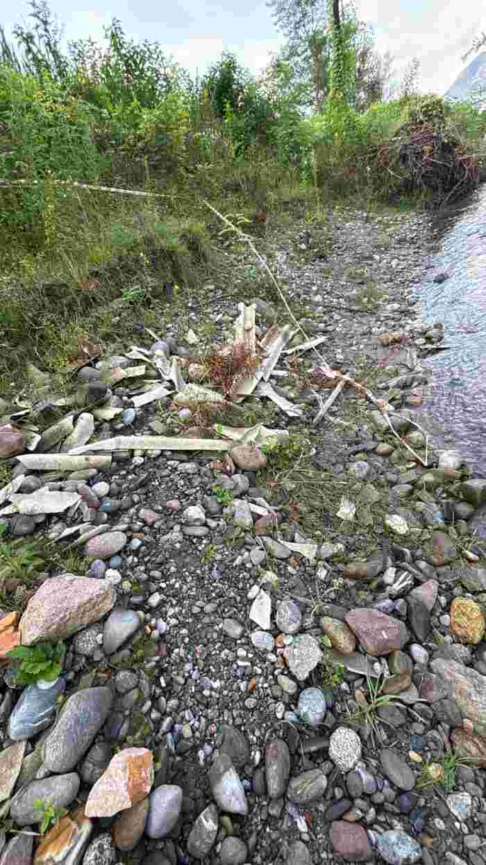 VALLE CAMONICA - Eternit e materiale inerte vicino al fiume Oglio a Darfo