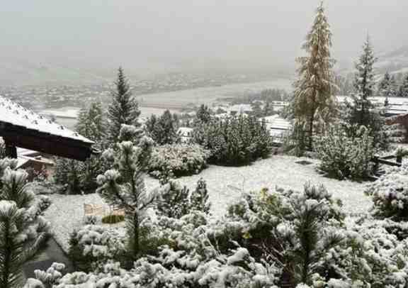 METEO - Neve sulle alpi, autisti bloccati al Passo Foscagno