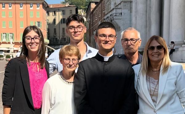 VALLE CAMONICA - Berzo Inferiore in festa per il diacono Omar Scolari